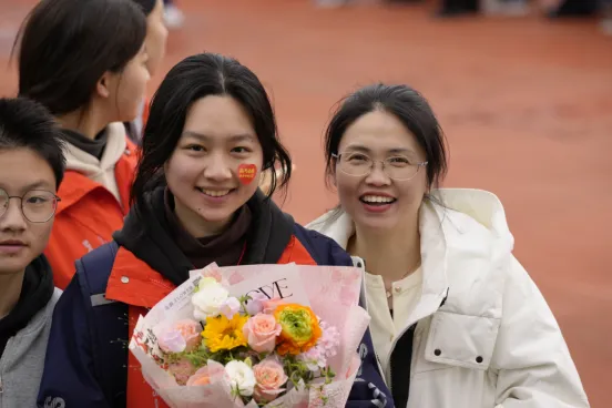 韶華初戰凌云志  青春正盛譜華章——成人禮宣傳報道稿 2025.3.16(3)9905.png