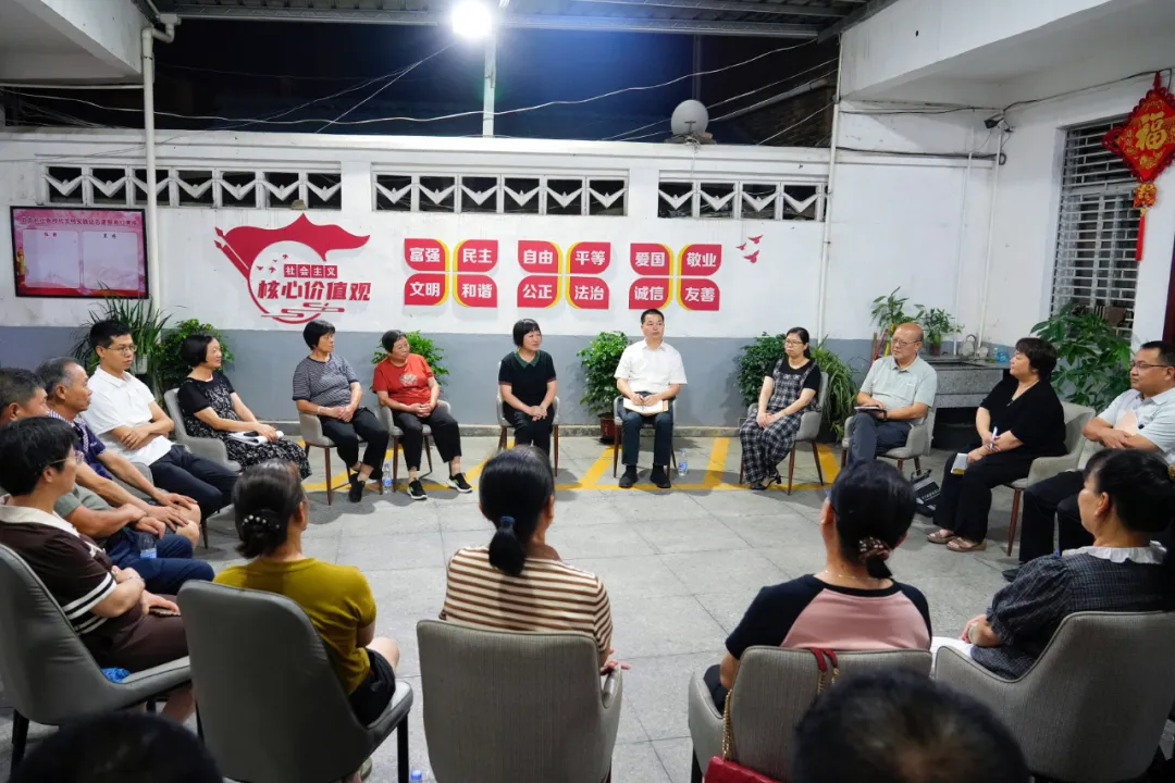 連城縣領導深入北街社區開展居民夜談會