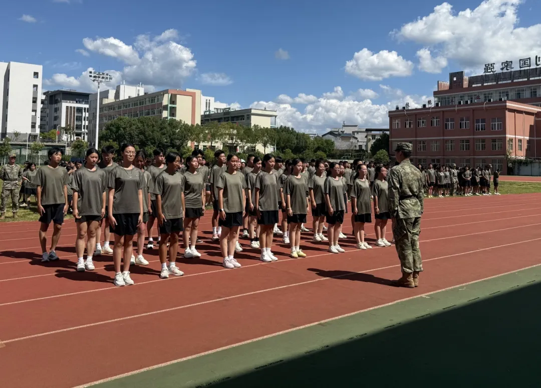 【國防教育】連城職專舉行2025級新生訓練暨軍訓會操總結表彰大會